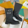 2023 Mode Regenstiefel Schnalle Nieten gravierter Briefdruckschuh Damen Territorium flache halbe Nubukleder kurze Stiefel Top Designer Damen