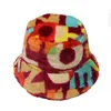 Femmes chapeau d'hiver en plein air multicolore arc-en-ciel fausse fourrure lettre motif seau chapeaux doux chaud Gorros Mujer