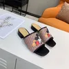 2023 Designer Karree Hausschuhe Luxus Metall Sandalen Sommer Offene rutschfeste Lammfellschuhe Allgleiches Flip Flop Stylist Schuhabsatz 3CM Mit Box