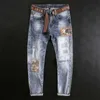 Ly straat mode mannen jeans retro lichtblauw elastische slanke gescheurde borduurwerk patches designer hiphop denim broek