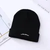 Vintermänniska unisex stickade hattar broderi brev designer skalle kepsar boonet mode varm hak hatt chunky stickad keps utomhus beanie öron ljus