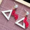 Dangle kroonluchter handgemaakte Griekse vrouwenclub eenvoudige mode driehoek letter hanger charme parel oorbellen dame Jewelry2410010