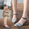 Frühlings Sommer Frauen schnallen Gurtschuhschuhe speicherte Zehenplaidpumpen Frau Sandalen High Heels Schuhe Mujer 6319