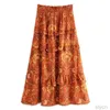 falda de plumas de color naranja