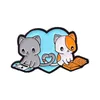 Pins Broches desenho animado fofos duas raposas e gatos que estão jogando jogos de leitura de livros de broche de lapid de lapela de joias27013111252294