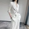 traje de pantalón con chaqueta larga