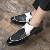 Luxury Designer Guld Sequin Mix Pointed Brogue Läder Skor Flat för Men Klänning Formell Bröllop Oxford Sapatos Tenis Masculino