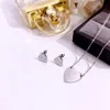 Europa América Estilo de moda Lady 316L Titanium Acero grabado Letra 18K Collares de oro chapado con un solo corazón Colgante 3 Color