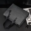 Fábrica al por mayor hombres cueros bolsos de hombro moda bolso impreso horizontal tendencia de la calle bolso de mano de cuero a juego bolsos a cuadros de ventilador británico 044