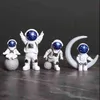 34pcs / set astronaute figurines d'action espace homme mini bricolage modèle mignon figure speelgoed pop décoration de la maison figurine voiture bureau décor 211108