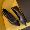 Chanells Leather Best-kvalitet högkvalitativa lägenheter äkta kvinnor skor lyxdesigner guldkedja slip-on spetsig tå 302