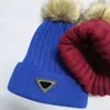 Fashion Women Winter Beanies Caps Cappelli per il cofano per esterni femminile con pellicce di raccoon vera pompoms warm gall capback woman design8250082
