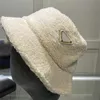 Winter Designer Bucket Hat dla mężczyzn Kobiety moda misia maska ​​projektanci czapki czapki czapki męskie casquette puszysty ciepły sunhat fuzzy cap 23ss