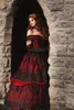 Gothic Belle Red Black Lace Bröllopsklänning Vintage Lace-up Corsett Steampunk Sleeping Beauty Off Shoulder Plus Size Bridal Gown