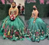 2022 Abiti Quinceanera ricamati in oro rosso modesto Abito da ballo taglie forti Charro Abito da donna in raso verde scuro Sweet 16 Corsetto Donna giovane