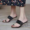 Pantoufles femmes anneau d'orteil sandales dames talon clair haut noir blanc orteils ouverts épais mode femme diapositives chaussures d'été