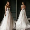 Abiti da sposa con applicazioni in pizzo Berta Abiti da sposa con scollo a cuore Lunghezza del pavimento della spiaggia Una linea Sweep Train Tulle Vestido De Novia