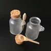 コルクキャップとスプーンバスソルトマスクパウダークリームパッキングボトルメイクアップストレージjars DAR68を持つ曇りのあるプラスチック化粧品のボトル容器