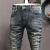 European Vintage Fashion Men Jeans Retro Mörkblå Elastisk Slim Ripped Broderi Patched Designer Casual Denim Byxor 7ats