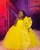 2021 Cute Yellow Flower Girls Dresses For Weddings Feather One Shoulder Sleeveless Tiered Ruffles Ball Gown Birthday Children Girl220C