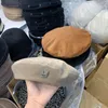 Jesień Soft Faux Leather Y Letter Street dama Beret Hat Mężczyźni Kobiety Rozrywka Malarz Kapelusze