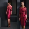 2021 Vintage Sexy Escuro Vermelho Mãe da Noiva Vestidos Curto Joelho Comprimento Lace Appliques Beads Flores Cetim 3/4 Longa mangas Bainha Plus Size Noite desgaste