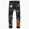 2021 Fashion New Mans Bokstäver Flame Printed Jeans Slim Rak Skull Graffiti Färgade Målade Stretch Byxor X0621