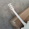 Weißer Halbhohlkörper Chrom Hardware 2 Pickups E-Gitarre mit großer Tremolo-Bridge, Griffbrett aus Palisander, kann angepasst werden