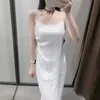 Za Sexyカットアウト夏のドレスの女性のノースリーブのストラップ背景のないイブニングドレス女性ファッションRuching White Midi Dress 210602
