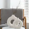 Nordic Circular Hollow Keramiska Vase Donuts Flower Pot Home Decoration Tillbehör Office Desktop Living Room Inredning Inredning Present
