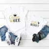 Sommer BEE AND HONEY Buchstabendruckmuster Weiße Tops für Mama und mich Kurzarm-T-Shirts 210528
