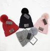 Großhandel Beanie Neue Wintermützen Strickmützen Hip Hop Männer Gorro Motorhaube Frauen Mützen Fell Pompons Warme Schädelkappe Snapback S7567