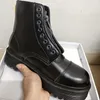 schwarze lochstiefel