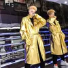 Hermosa de los hombres Abrigos Hombres Color Brillante Cortavientos Gold y Plata Streetwear Streetwear de longitud media cuero 2022 otoño abrigo largo con cinturón