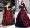 Vintage Victorian Ball Gown Bröllopsklänningar Svart och Mörk Röd Ruched Tiered Gothic Bröllopsklänningar med Långärmad Sjal Korsett Brud Masquerade Klänning