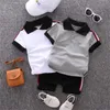 赤ちゃんの夏のスーツ男の子のプレッピースタイルツーピースセット子供カジュアルな屋外の子供のソリッドカラーTシャツ+ショーツ衣料品セット534 Y2