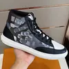 Herren-High-Top-Schuhe, neue modische Herren-Sneaker, Obermaterial aus Rindsleder, hochwertiges Farbdruck-Design, farbenfroher Urlaubsparty-Stil, bequeme TPU-Außensohle