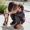 Vente chaude Livraison gratuite Vêtements pour garçons Tenues de printemps douces Gris Sweat à capuche à manches longues Plaid / Pantalon de dinosaure 2PCS Ensemble Cadeaux pour bébé 210309