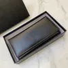 Unisex Designer Zwart Lange Portemonnees Portefeuilles Mannen Dames Rechthoekige Mini Portemonnee Portemonnee Driehoek Cowhide Card Houders Roze Clutch Bags Wissel tas