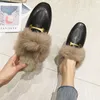 Riktig päls metall spänne mulor kvinnor loafers gravida skor kvinnliga furry diabilder fluffiga håriga flip flops