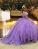 Quinceanera-Kleider, lavendelfarben, schulterfrei, Spitzenapplikation, perlenbesetzter Stufenrock, Sweep-Zug, maßgeschneidertes, süßes Prinzessin-Ballkleid