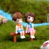 1 zestaw Boy Girl Home Decor Sweety Lovers Para Krzesło Figurki Miniatury Terrarium Wróżka Wróżka Ogród Moss Dzieci Zabawki Żywiczne Rzemiosło C0220