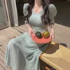 Korejpaa Vestido de mujer verano Corea Chic temperamento elegante cuello en V plisado diseño con cordones cintura burbuja manga gasa Vestido 210526