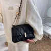 Shoppingväskor Vågmönsterkedja Designer PU Läder Crossbody Side för Kvinnor Sommar s Trend Handväskor Branded Axelväska 220314