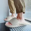 Le pantofole da uomo nelle coppie di estate indossano pantofole di poltronomia con suole morbide a casa.