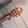 Solidna górna gitara akustyczna z złotymi tunerami, podstrunnicą Rosewood, można dostosować