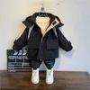 冬の男の子のコート赤ちゃんの毛皮の襟フード付きコットンプラスベルベット厚さの子供たちの外の子供服H0910のための暖かい迷彩ジャケット