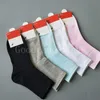 Garçon homme et fille femmes chaussettes lettre coton mi-longueur pure couleur sport sport décontracté confortable respirant mode