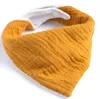 Bébé bavoirs mousseline nouveau-né Burp tissu gaze de coton réglable Triangle écharpe solide salive serviette infantile mouchoir 17 couleurs