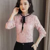 Höst Långärmad Rosa Lace Kvinnor Toppar Skriv ut Solid Butterfly Tie Ladies Toppar Regular Stand Bow Office Lady 5751 50 210527